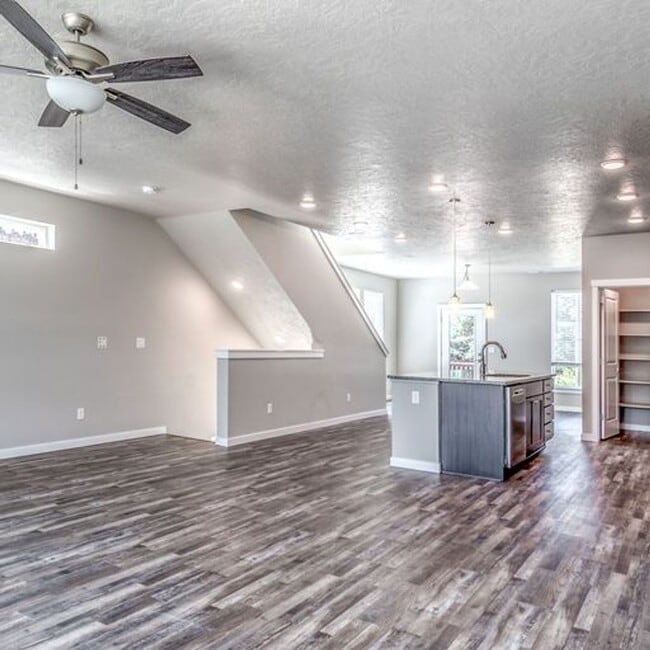 Building Photo - 4-Bedroom Townhome in West Boise