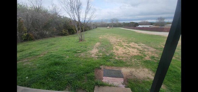 Building Photo - Granbury TX ; 2 bed 1 bath duplex! Water provided