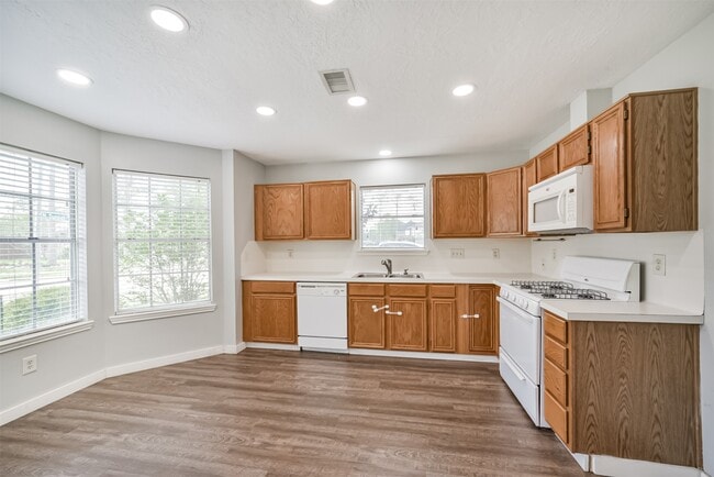 Building Photo - 1021 N Sunset Dr