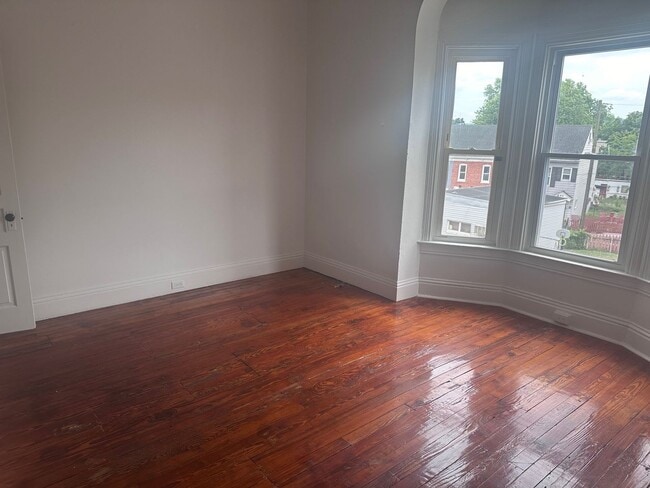 Building Photo - Spacious 5 Bedroom with Off Street Parking