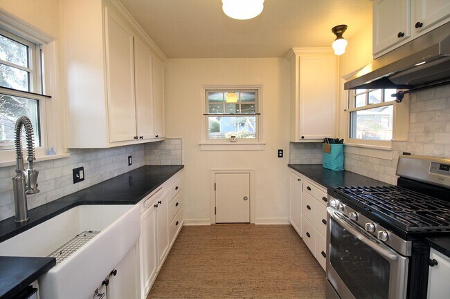 Building Photo - Spectacular 3 Bed English Tudor in the Per...