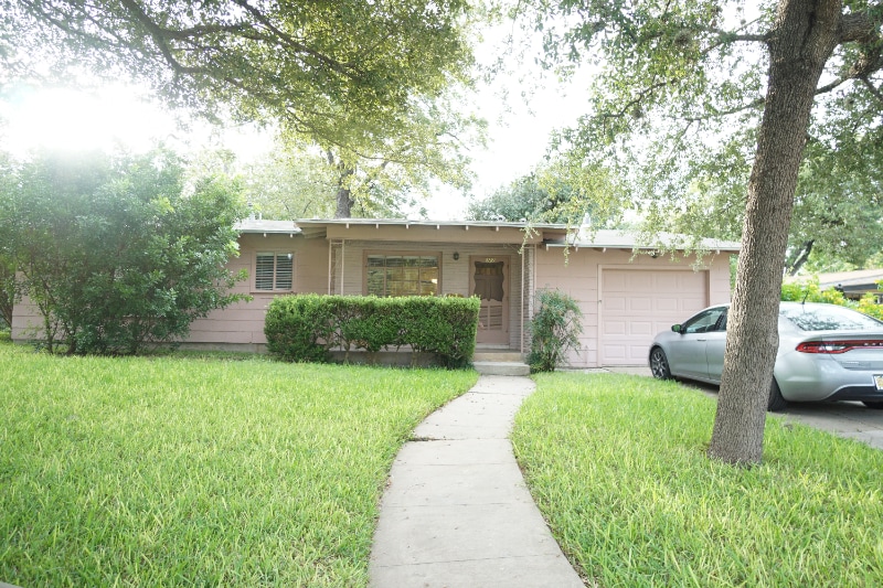 Primary Photo - 322 Altgelt Ave