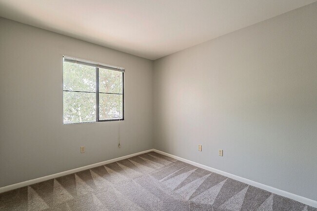 Building Photo - Walking Distance to ASU!