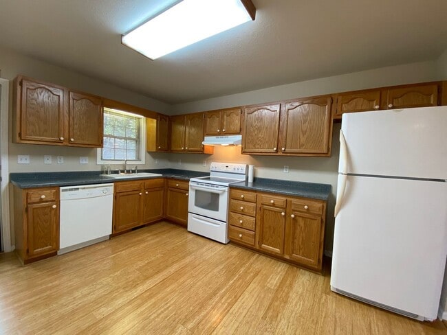 Building Photo - North AVL - Spacious 2/2 Apartment
