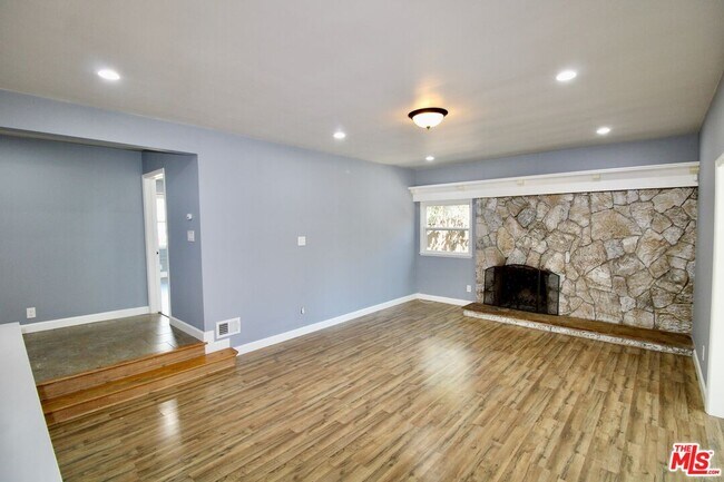 Building Photo - 7610 Kelvin Ave