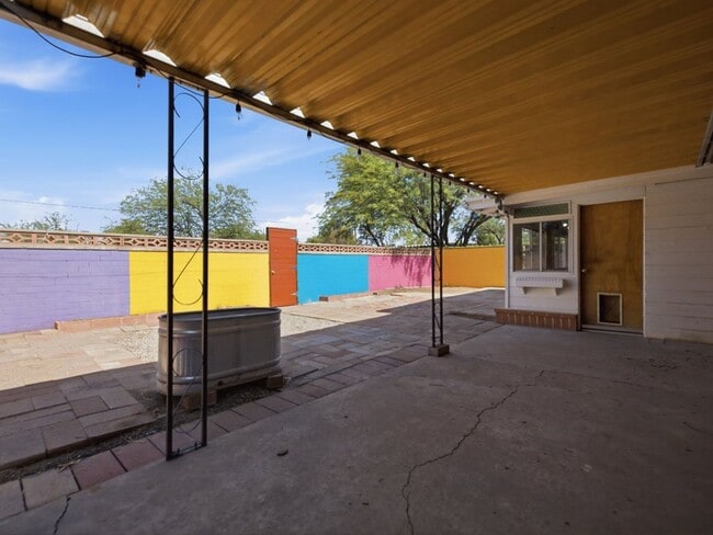 Building Photo - Charming 2-Bedroom Home with Vintage Character & Modern Comforts