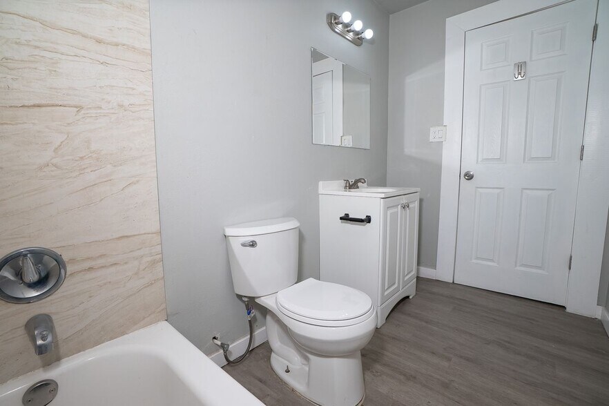 Building Photo - 6074 Tarnow St