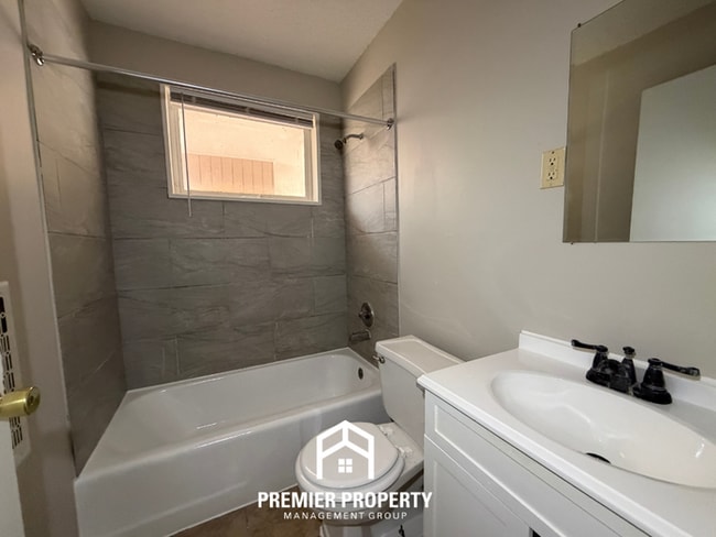 Building Photo - Cozy 3BR Memphis Home with Fenced Yard, Bright Living Space & Convenient Layout