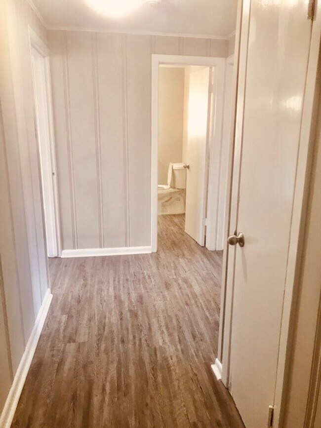 Building Photo - RECENTLY REMODELED 4 BEDROOM 2 BATH HOME I...