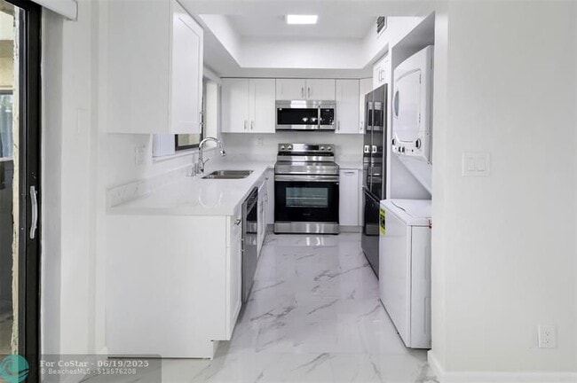 Building Photo - 2590 Coral Springs Dr
