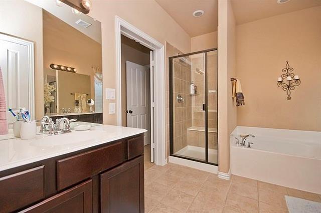 Building Photo - 859 Llano Dr
