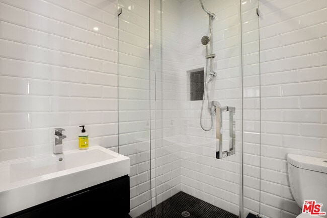 Building Photo - 1203 N Poinsettia Pl