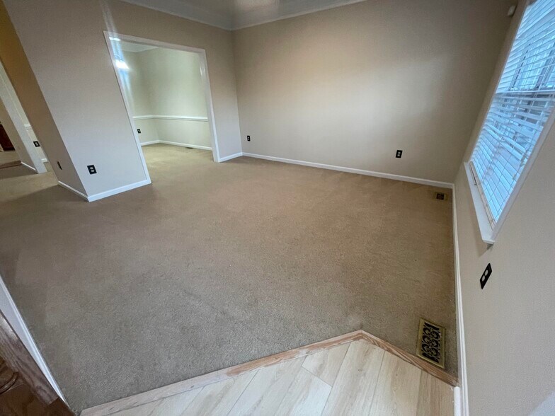 Building Photo - 16 Regency Dr