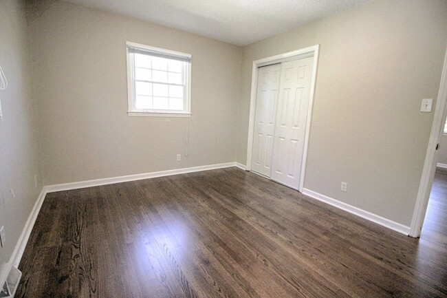 Building Photo - Super Southwest Durham home with fenced in...
