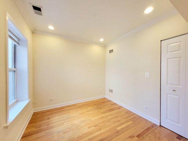 Building Photo - 2856 W Rosemont Ave