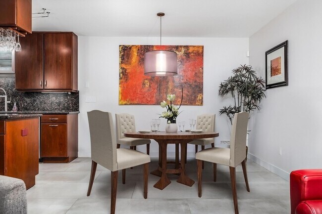 Building Photo - 1173 E Alejo Rd