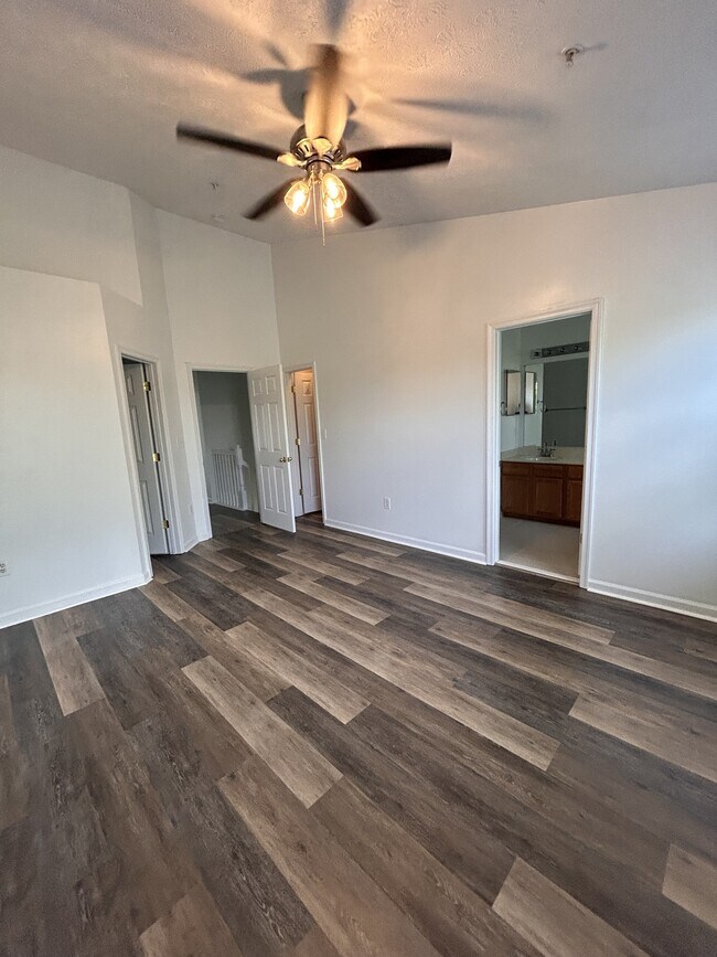 Building Photo - 5047 Leasdale Rd