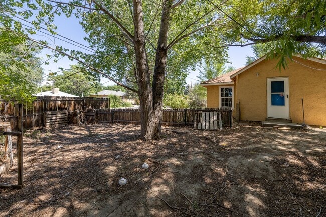 Building Photo - 2-Bedroom Home with Fenced Yard & In-Unit Laundry