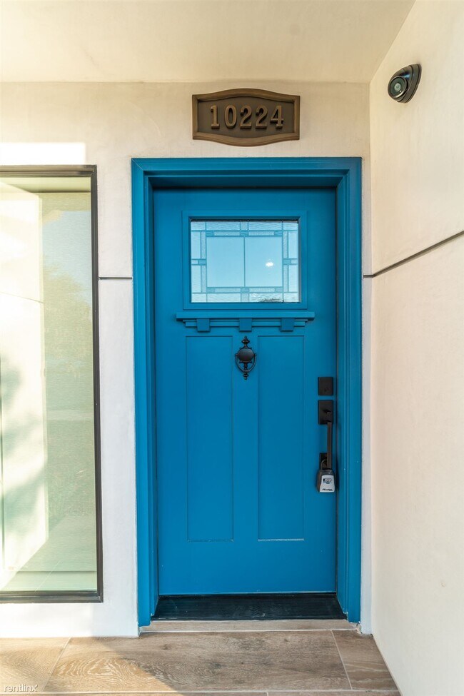 Building Photo - 3 br, 3 bath Duplex - 10224 La Reina Avenu...