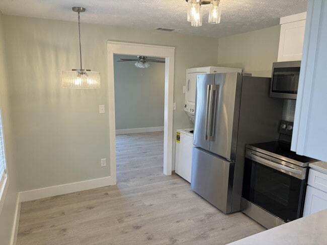 Building Photo - 1123 White Oak Dr