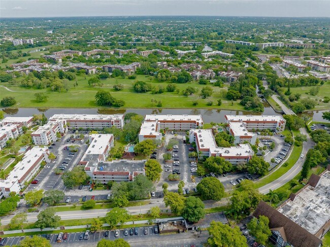 Building Photo - 3581 Inverrary Dr