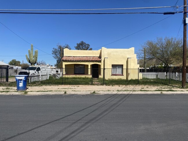 Primary Photo - 219 E Blacklidge Dr