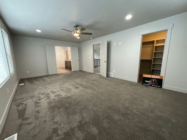Building Photo - 3 bedroom 2 1/2 bath townhome