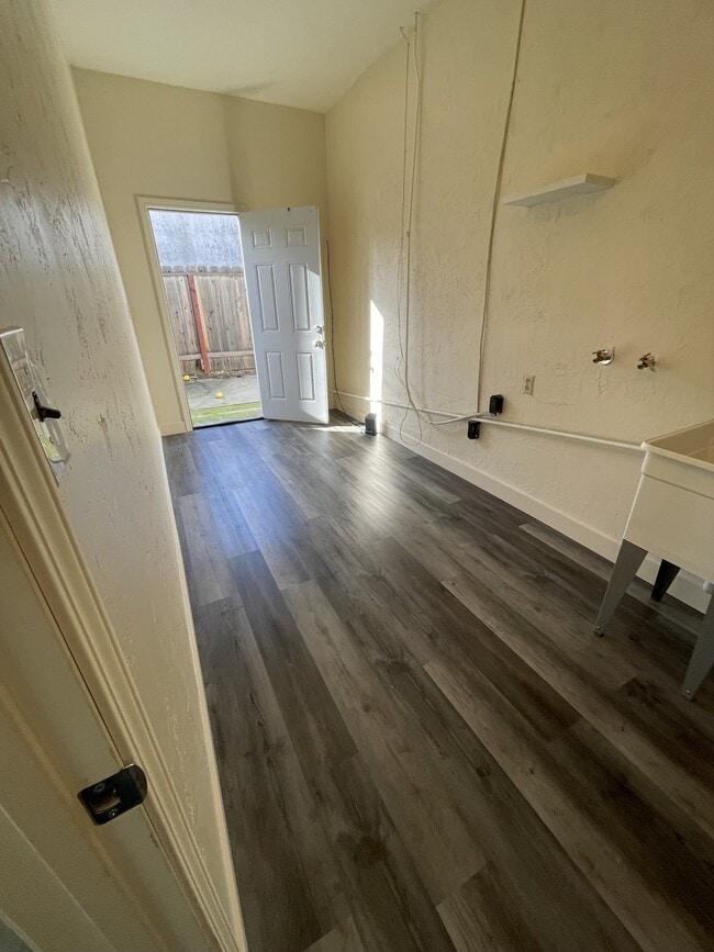 Building Photo - 1215 Whyler Rd