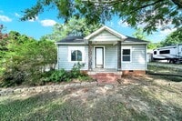 Building Photo - Wonderful Three Bed Two Bath Home in Stanf...