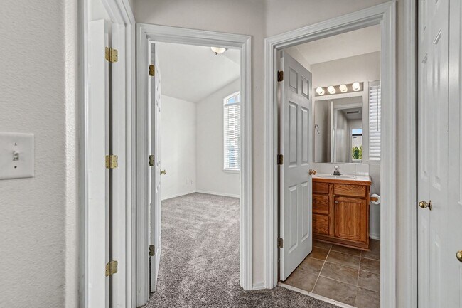 Building Photo - Two-Story 3 bed, 2.5 bath Home in East Salem with Large Bonus Room!