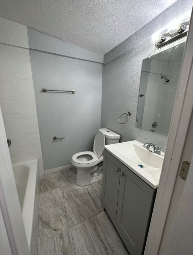 Building Photo - Renovated** Move in Ready** 3/2 Single Family home : Available Now!