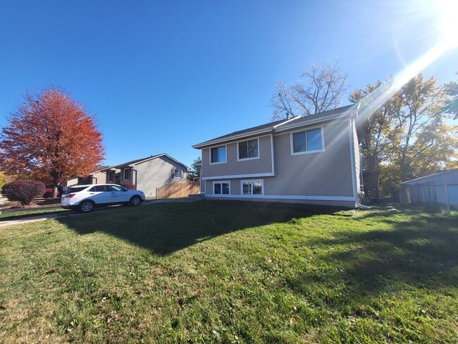 Building Photo - 4 Bedroom split-level home with garage!