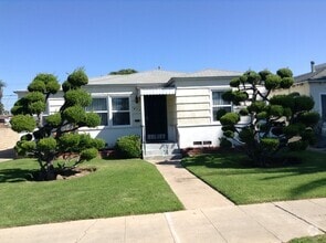 Building Photo - Beach House with Big Garage