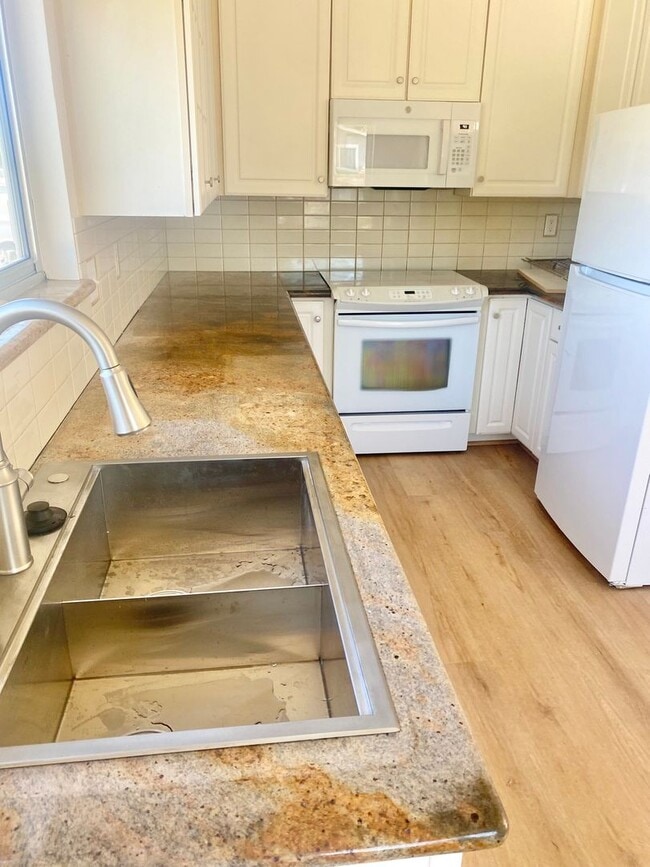 Building Photo - Castro Valley 2BD/1.5BA, 2 Story Duplex with Shared Garage