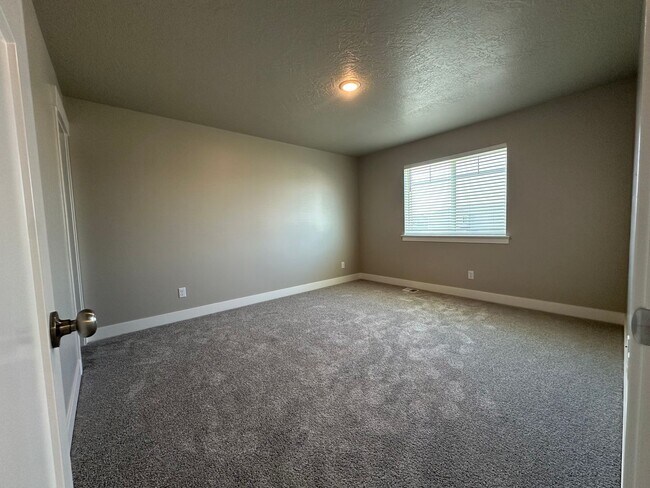 Building Photo - New Never Lived in Springville Townhome Fo...