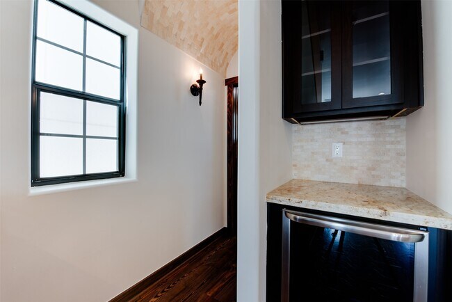 Building Photo - 905 W 22nd St