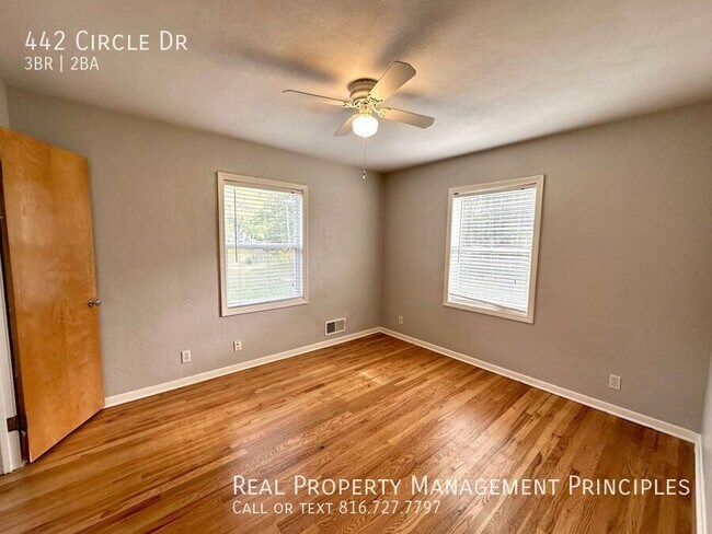 Building Photo - 442 Circle Dr