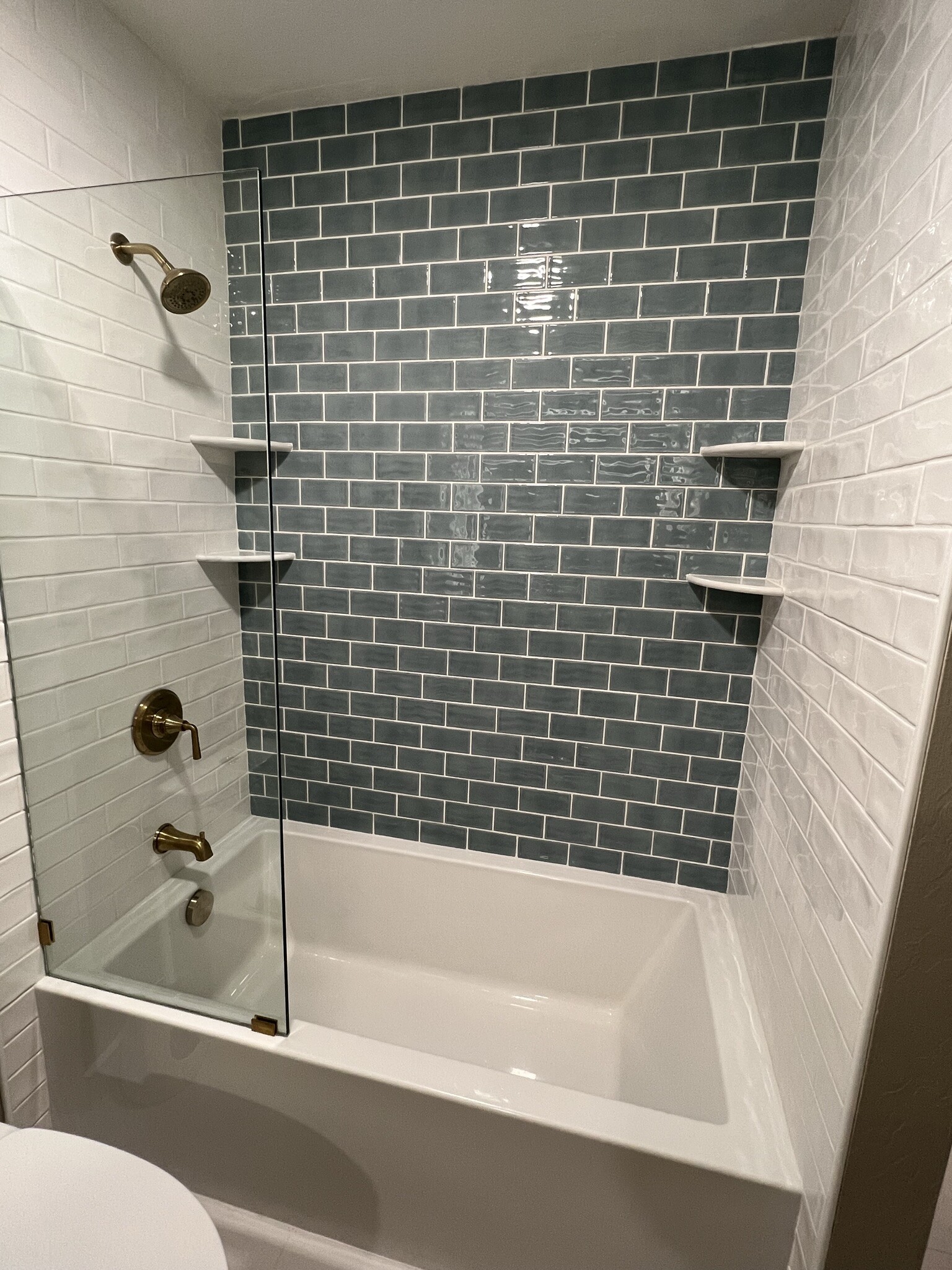 Bathroom: Bathtub / Shower - 1177 Honey Trl