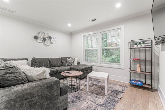 Building Photo - 1129 Graymont Dr SW