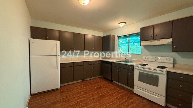 Building Photo - 2024-910MF