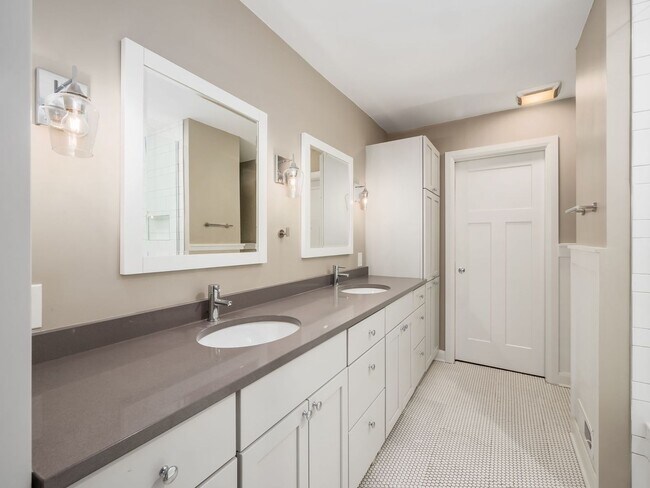 Building Photo - Luxury Living at Four X Five Condos