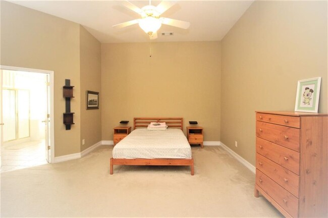 Building Photo - 1060 River Valley Dr
