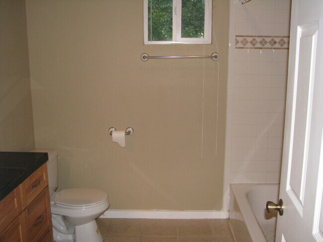 Building Photo - UT PRE-LEASE: North Campus 6 bed / 3 bath Remodel, High-End Kitchen Features SS Appliances, Wood ...