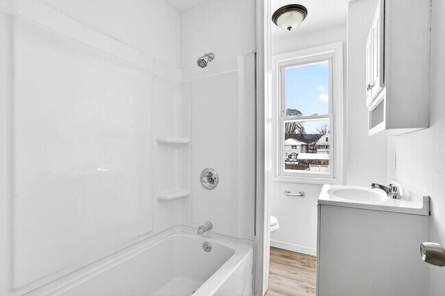 Building Photo - 398-400 N. Maple Ave