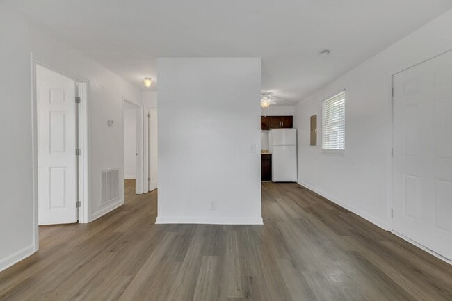 Building Photo - 1610 17th Ave N