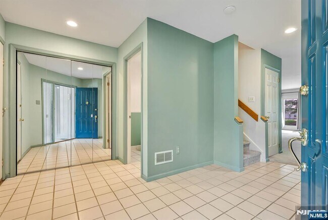 Building Photo - 43 Forsgate Ct