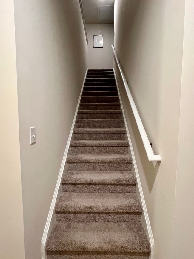 Building Photo - 3 Bedroom Townhome in Oakwood!