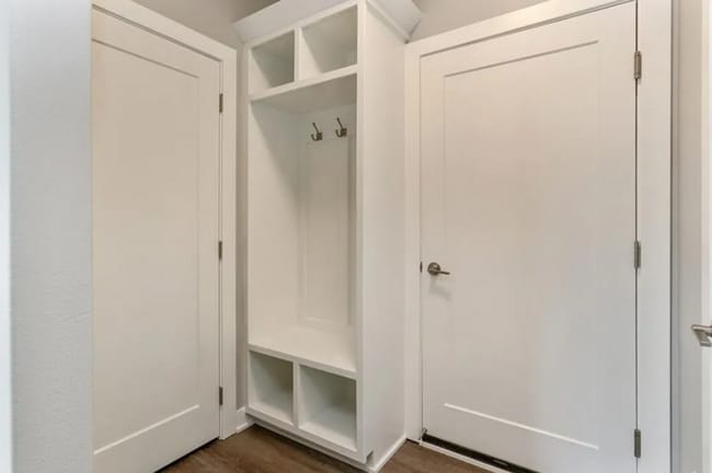 Building Photo - Beautiful Newer Home in West Des Moines