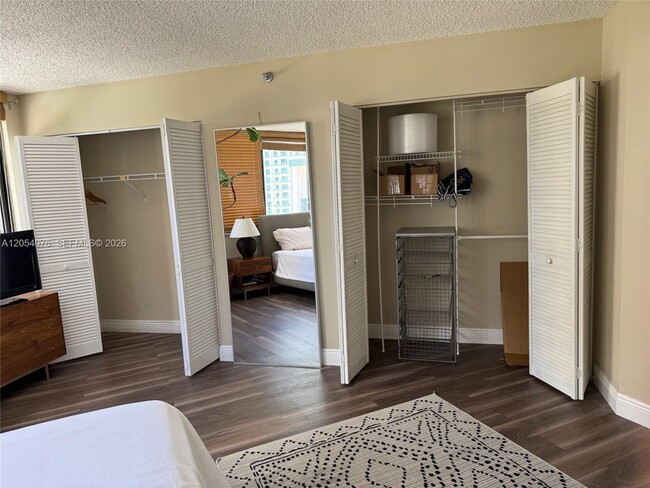 Building Photo - 540 Brickell Key Dr