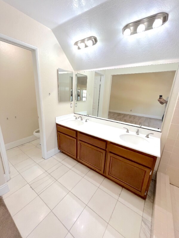 Building Photo - 111 E Rosewood Ct